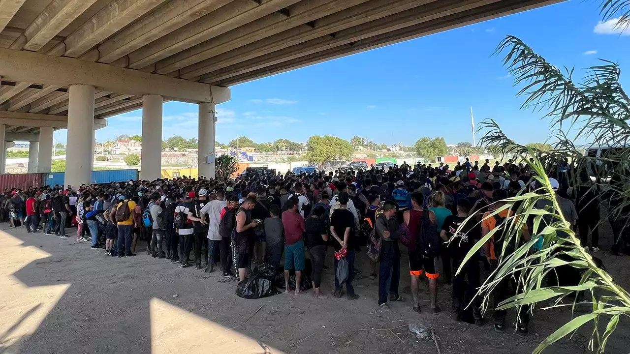 Thousands of Venezuelan migrants gather under Texas bridge as border numbers skyrocket