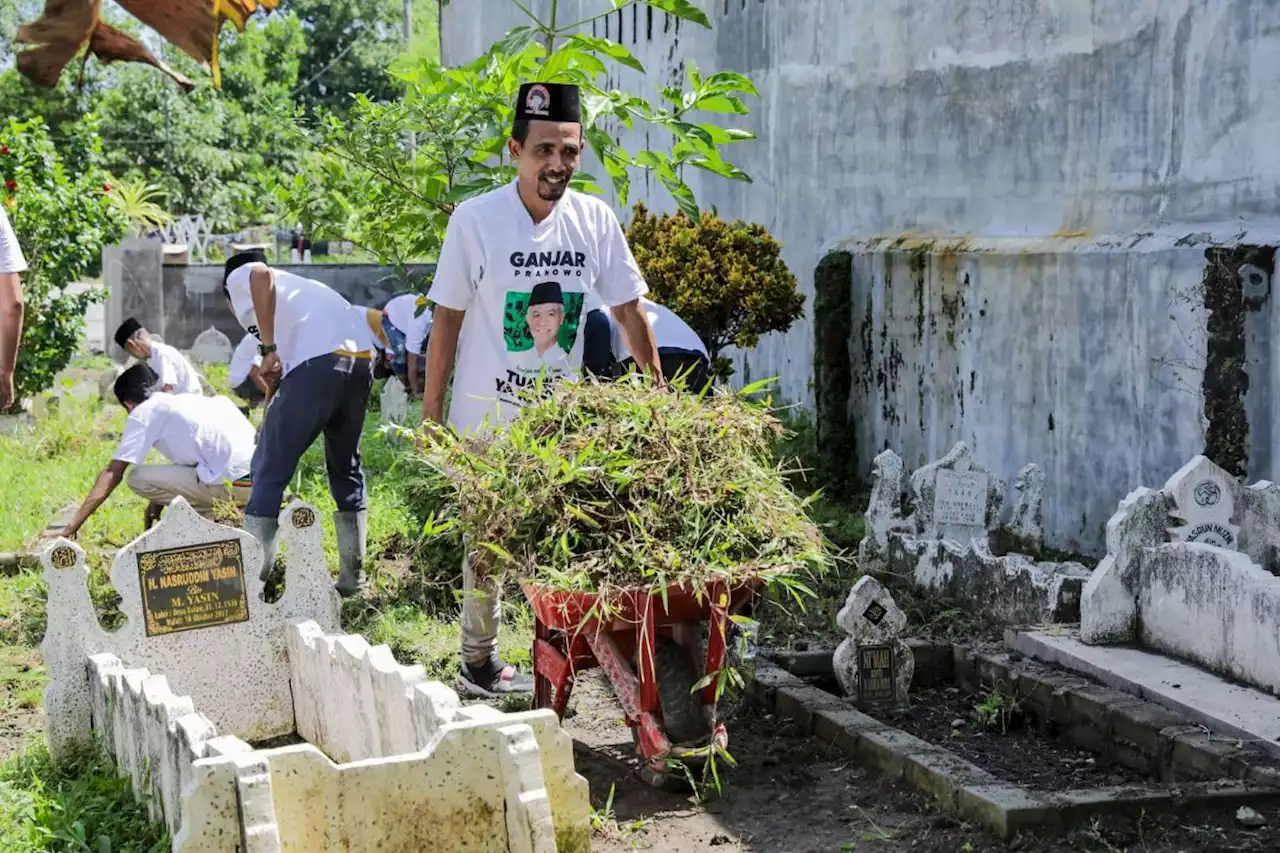 Sukarelawan Usbat Ganjar Ajak Remaja Masjid Bebersih Area Makam di Deli Serdang