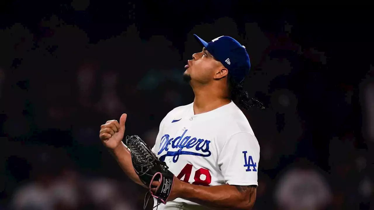 Dodgers reliever Brusdar Graterol reunites with mom, extends scoreless innings streak