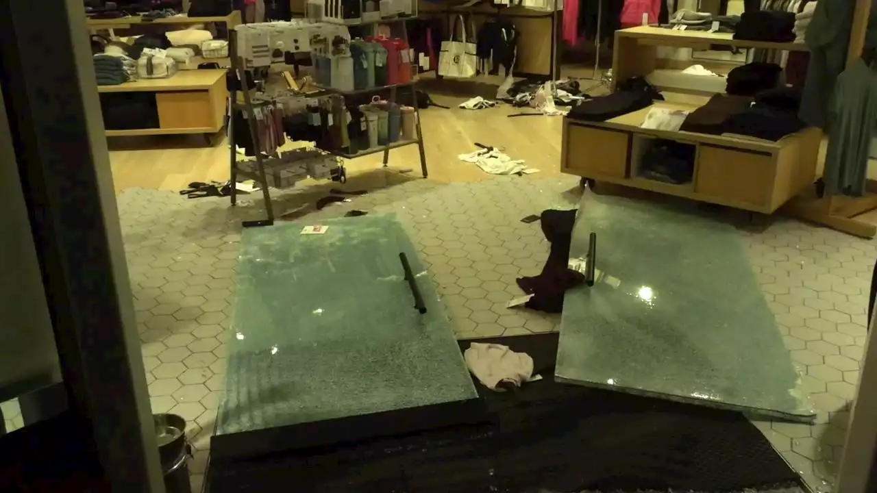 Thieves use car to smash into Berkeley Lululemon store