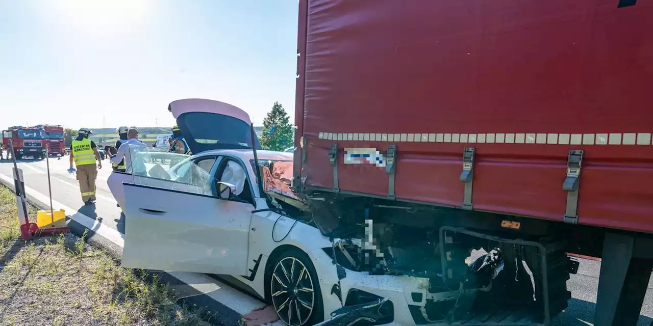 Schwerer Unfall auf A70: BMW prallt nach Ausweichmanöver auf Lkw