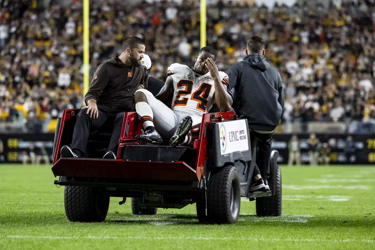 Browns playoff odds plummet after Nick Chubb injury, Kareem Hunt visit