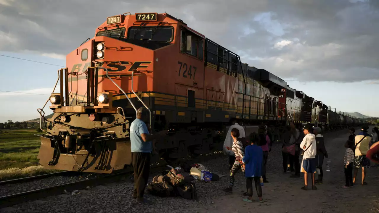 Mexique: la plus grosse entreprise ferroviaire immobilise de trains face à l’afflux de migrants