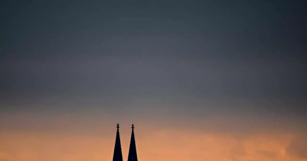 Nach Maßregelung von Woelki: Priester segnen gleichgeschlechtliche Paare vor dem Kölner Dom