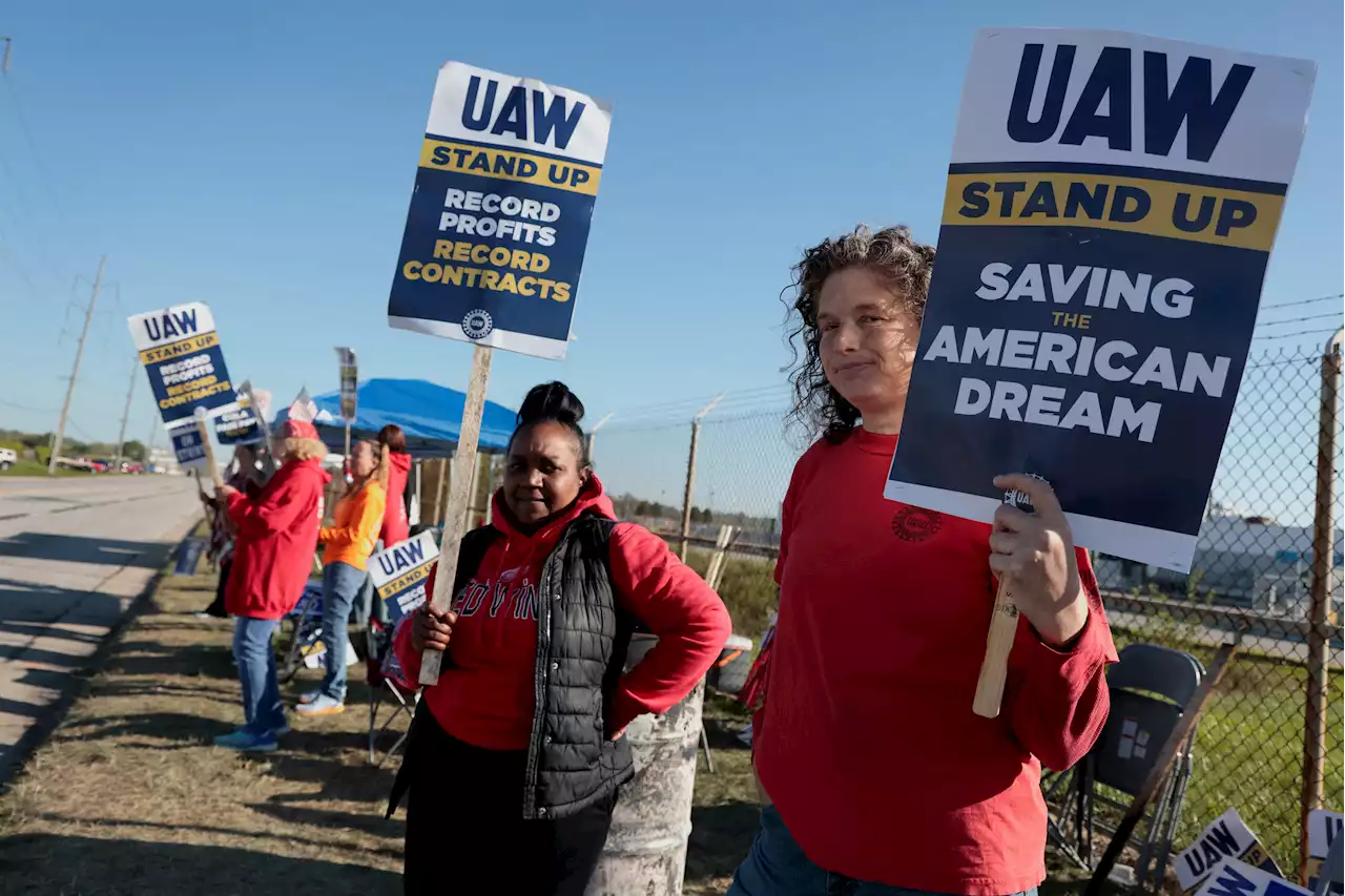 On the Ohio-to-Michigan highway, US auto workers drive for solidarity