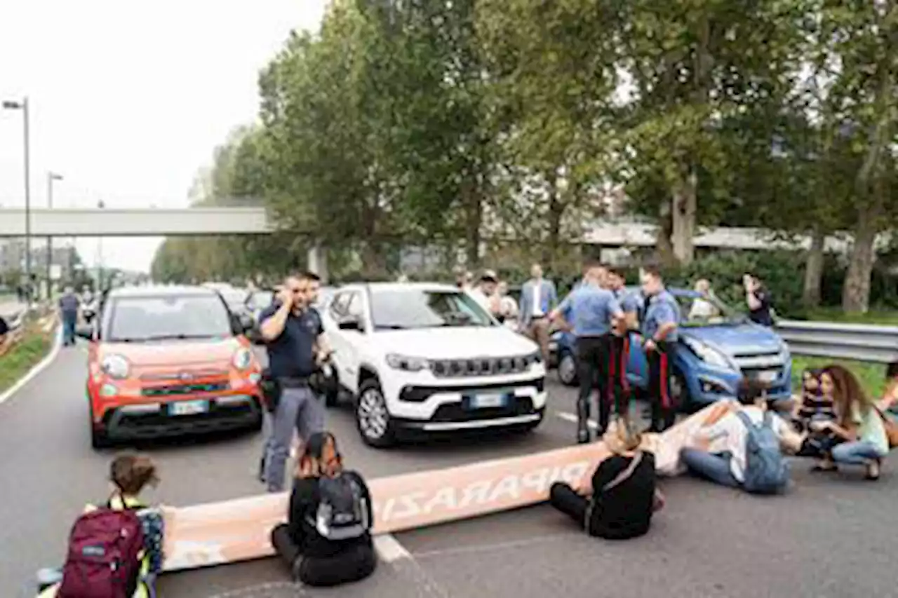 Tensione a Milano, ambientalisti bloccano il traffico. Salvini: 'eco imbecilli'