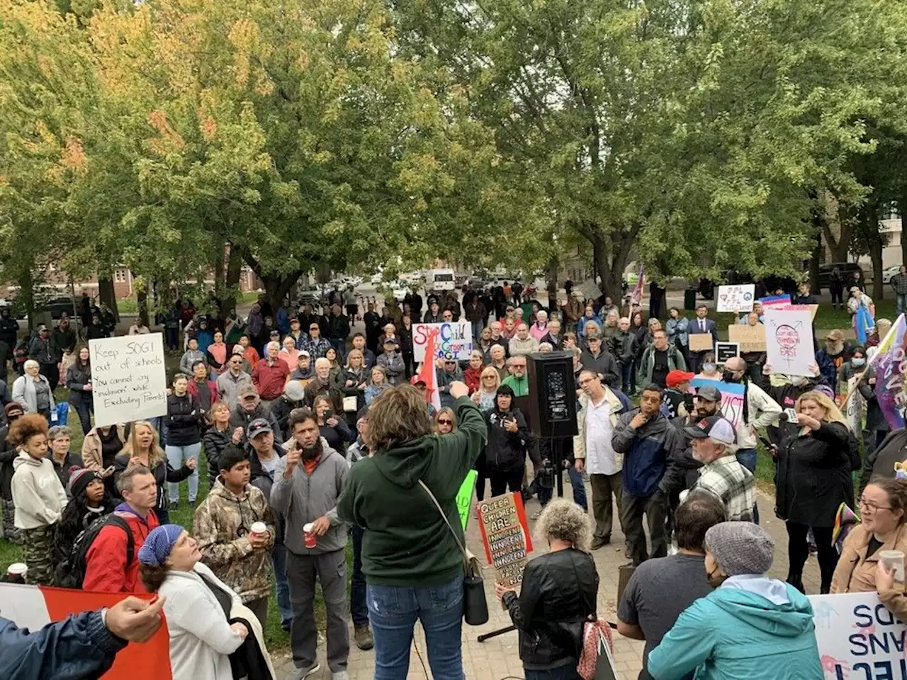 Hundreds rally in Saskatoon, Regina in further response to province's school pronoun policies