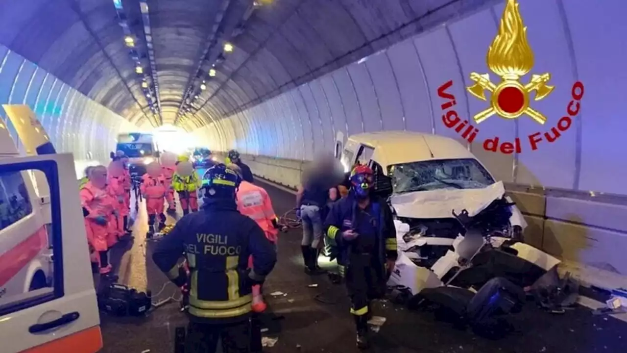 Violentissimo schianto frontale in galleria: tre feriti, uno è gravissimo