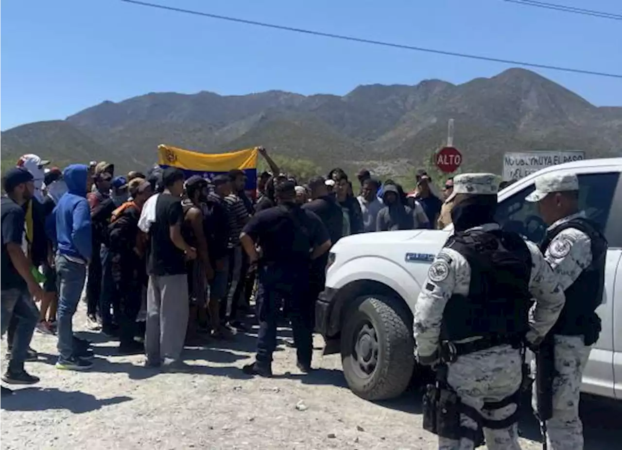 ‘Déjenos pasar’: tres mil 500 migrantes llegan en tren a Monclova, policía les impide el paso