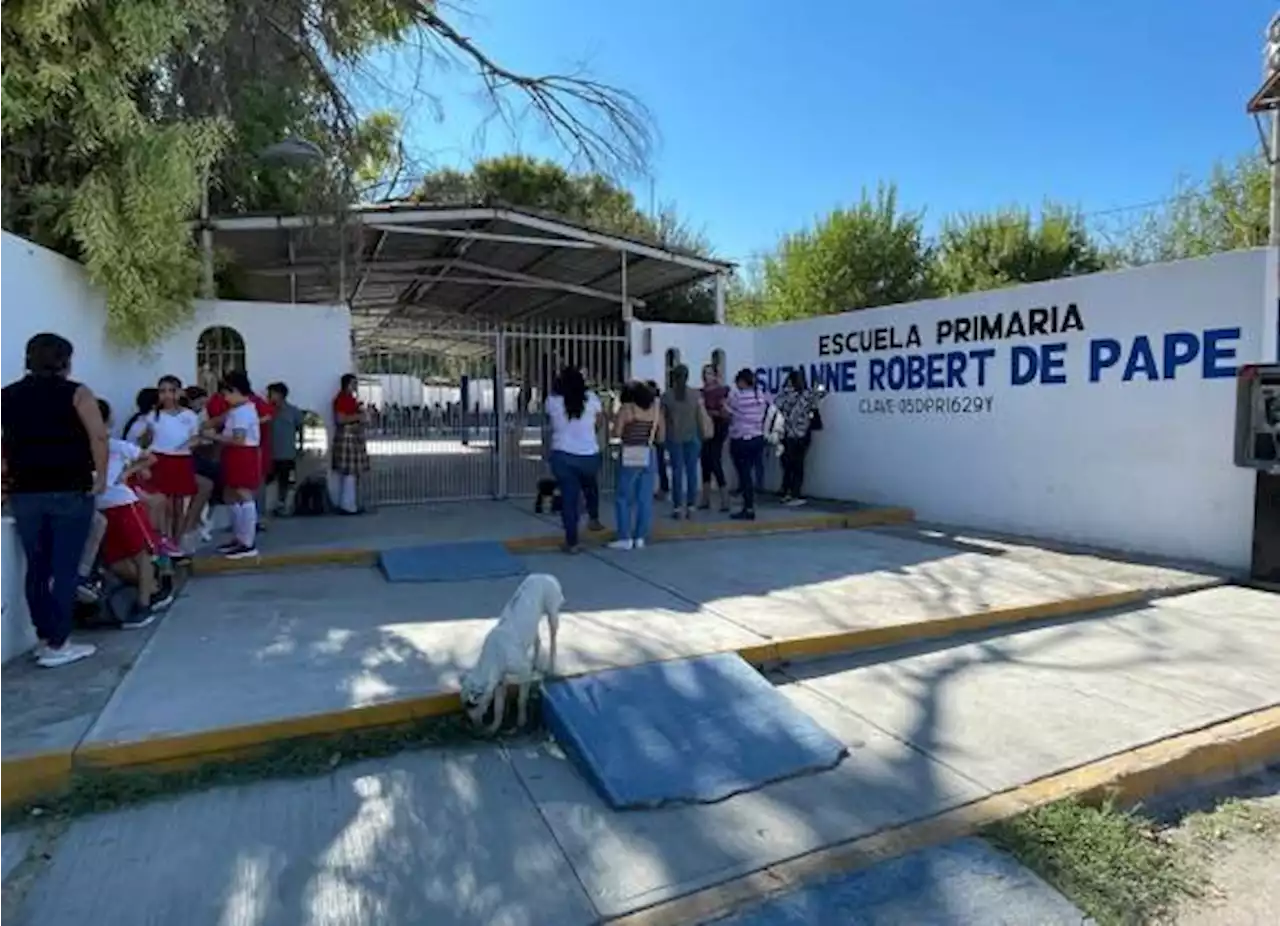 Primaria de Monclova a punto de derrumbarse; madres toman plantel y exigen solución