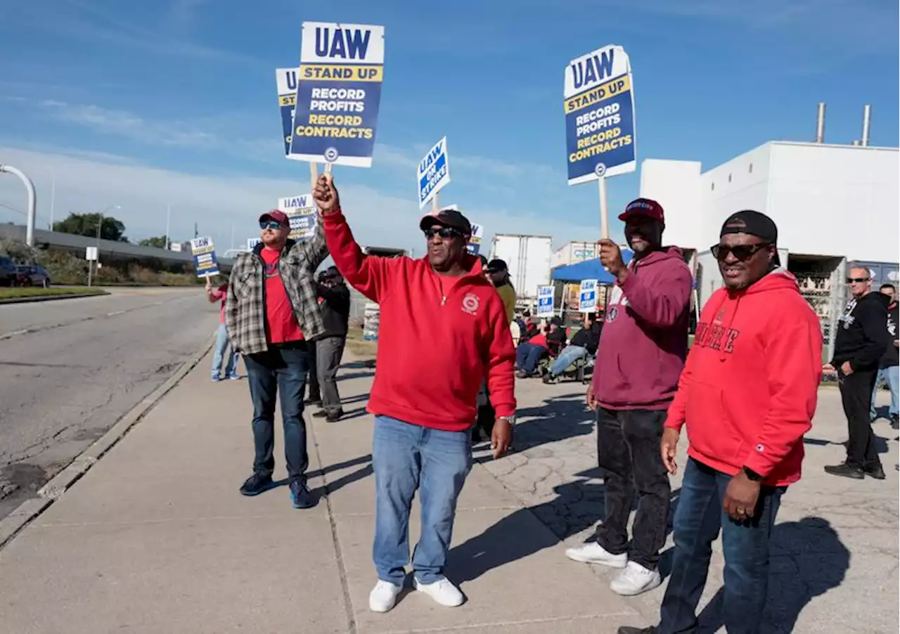 On the Ohio-to-Michigan highway, US auto workers drive for solidarity