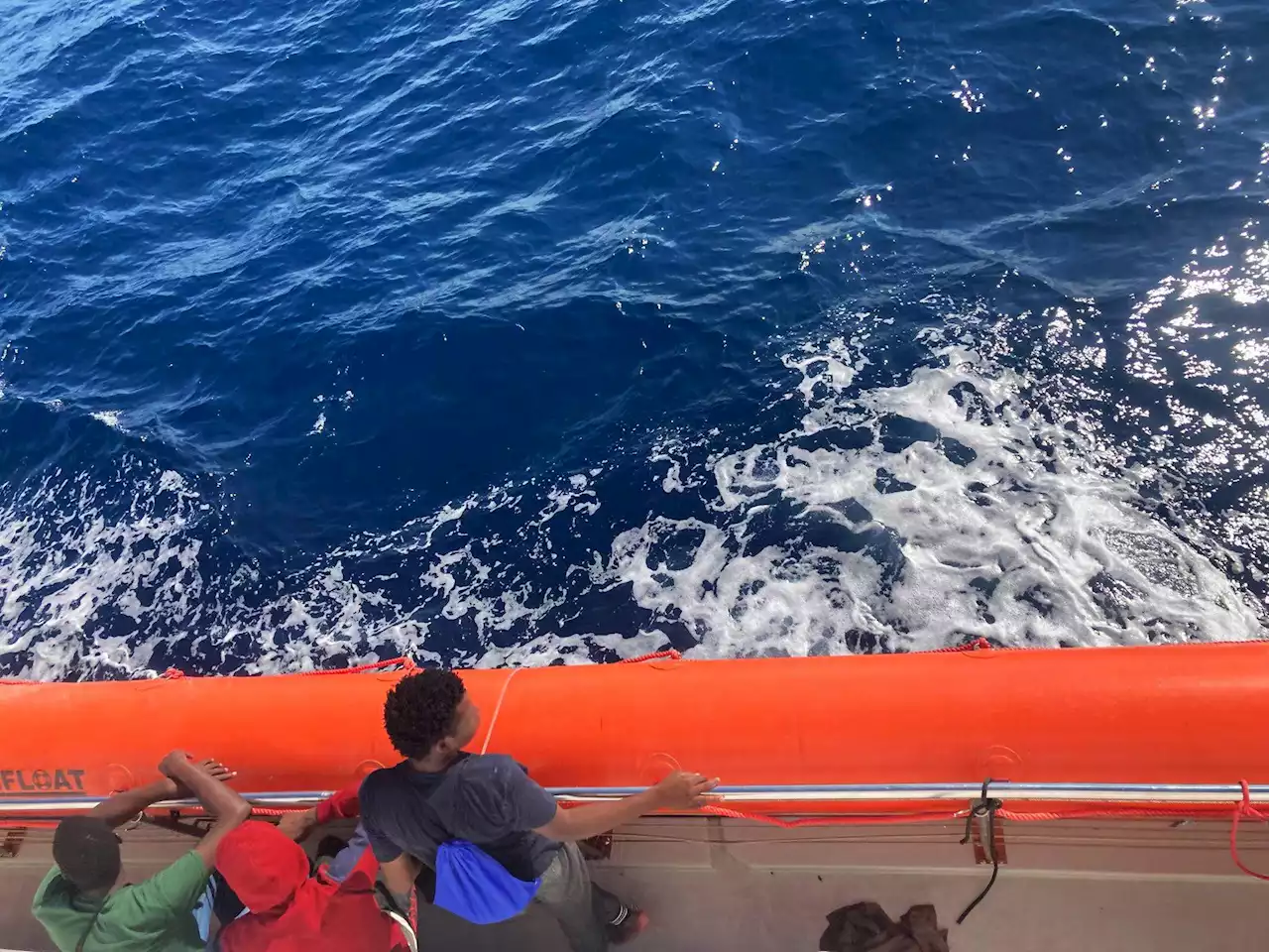 Migranti, nuovi sbarchi a Lampedusa: oltre 1.000 in hotspot, proseguono trasferimenti