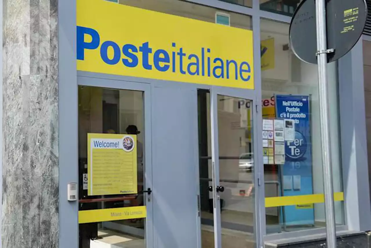 Taranto, ex direttore Poste a giudizio immediato: spiava colleghe con telecamera nei bagni ufficio postale