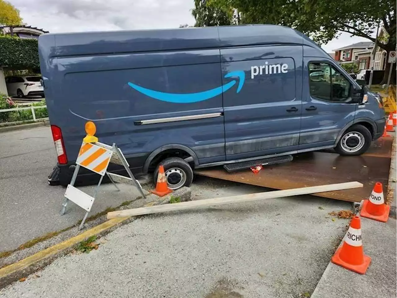 Amazon delivery driver ignores City of Richmond warnings, ends up in hole