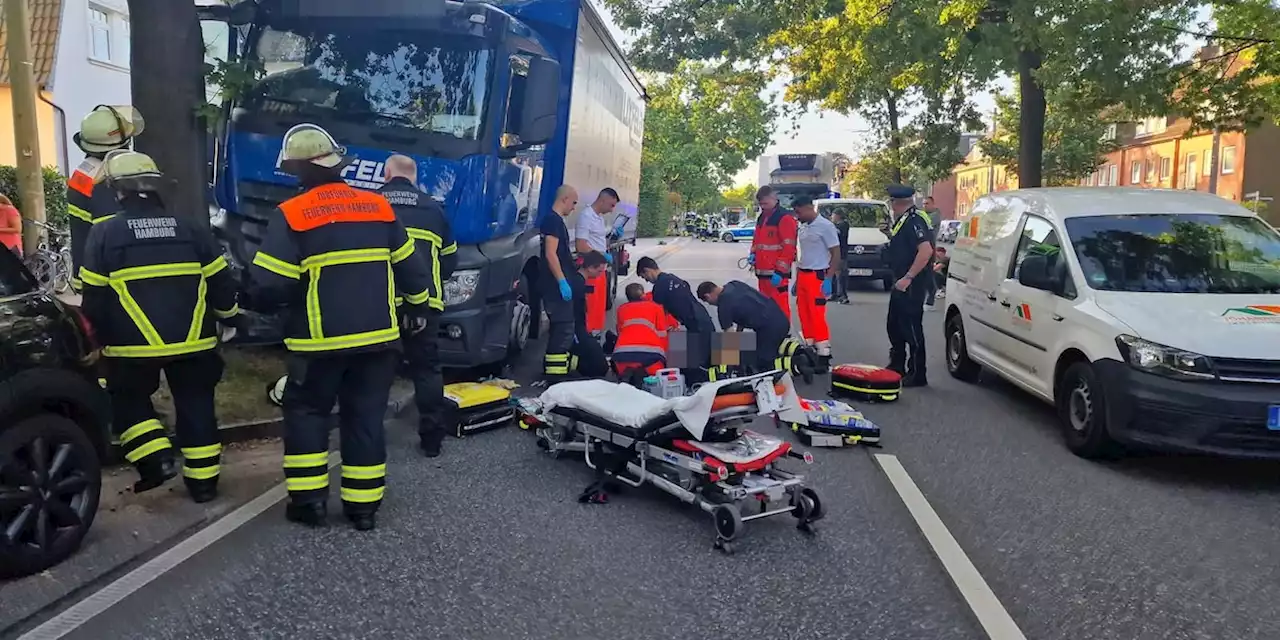 Schwerer Unfall in Hamburg: Lkw hinterlässt Schneise der Verwüstung