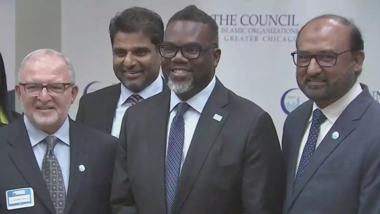 Johnson strengthens ties with Chicago's Muslim community as part of campaign promise