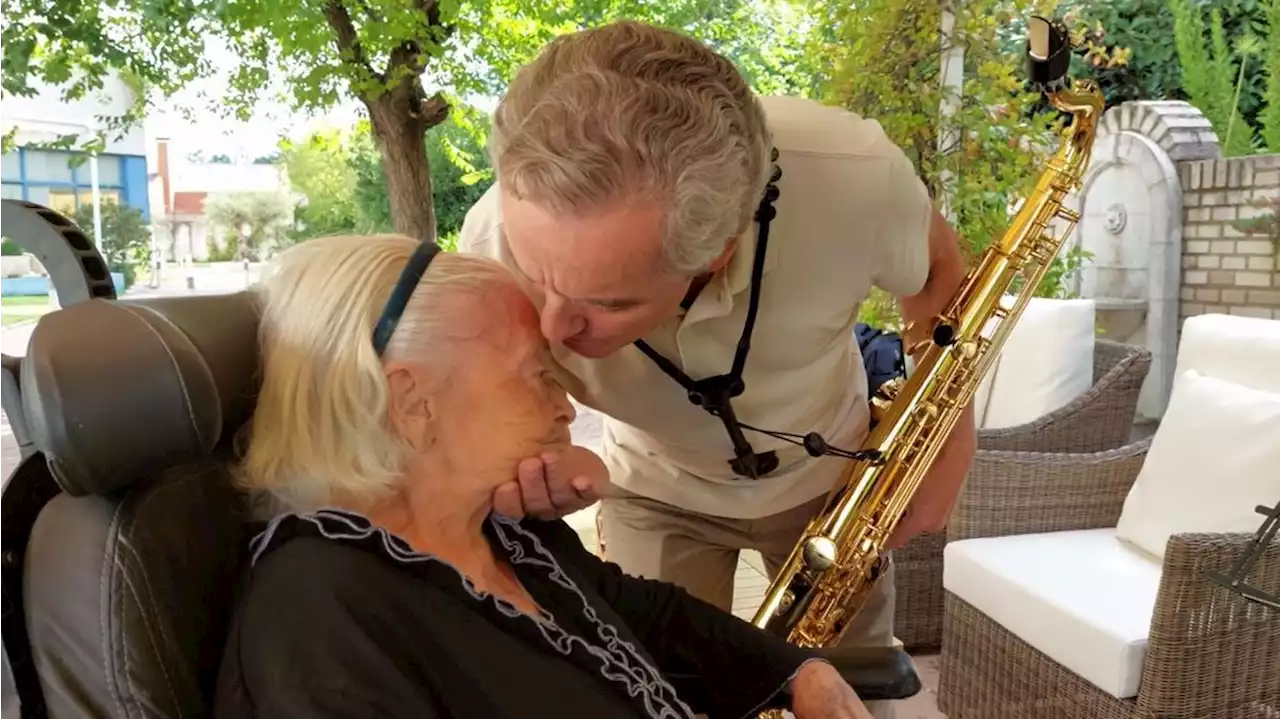 Javier y su saxo alegra y estimula a su madre con alzhéimer: 'Me llega a sonreír y para mí eso es tener un día maravilloso'