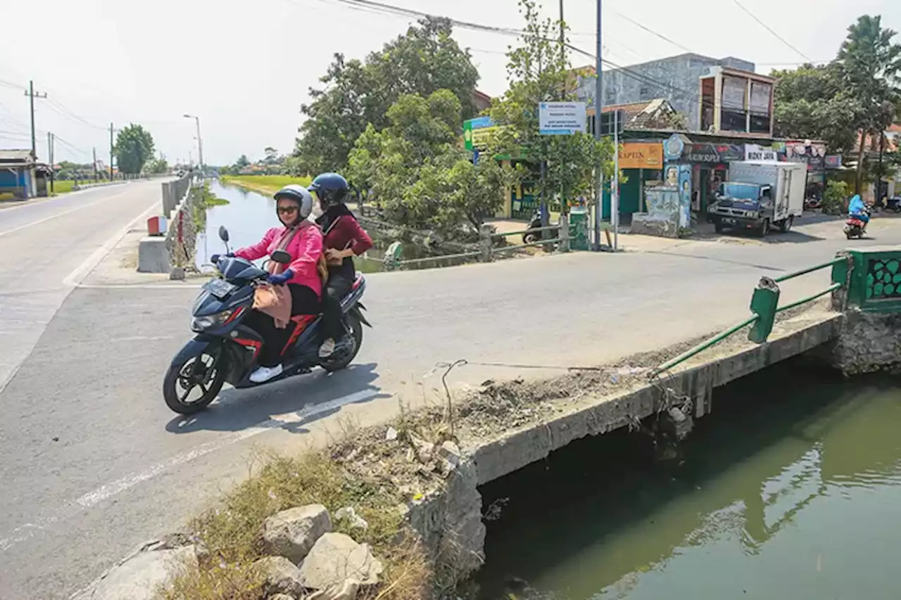 Jembatan Karangpuri Butuh Perbaikan, Motor Sempat Tercebur ke Sungai