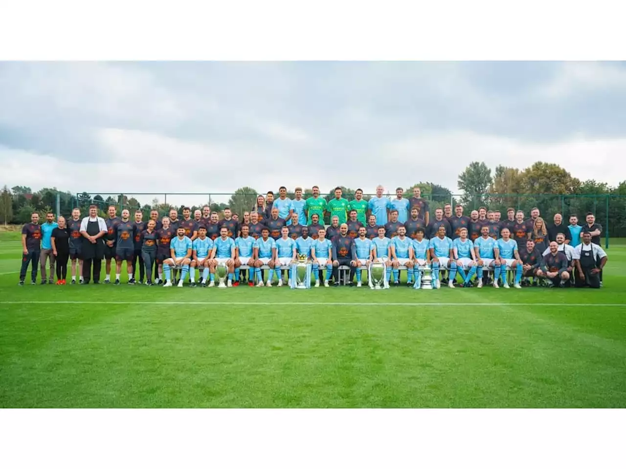 Manchester City divulga foto oficial do elenco com troféus conquistados em 2023