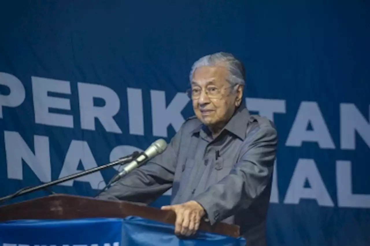 Dr Mahathir briefs Perikatan's 'SG4' leaders on his economic development plan