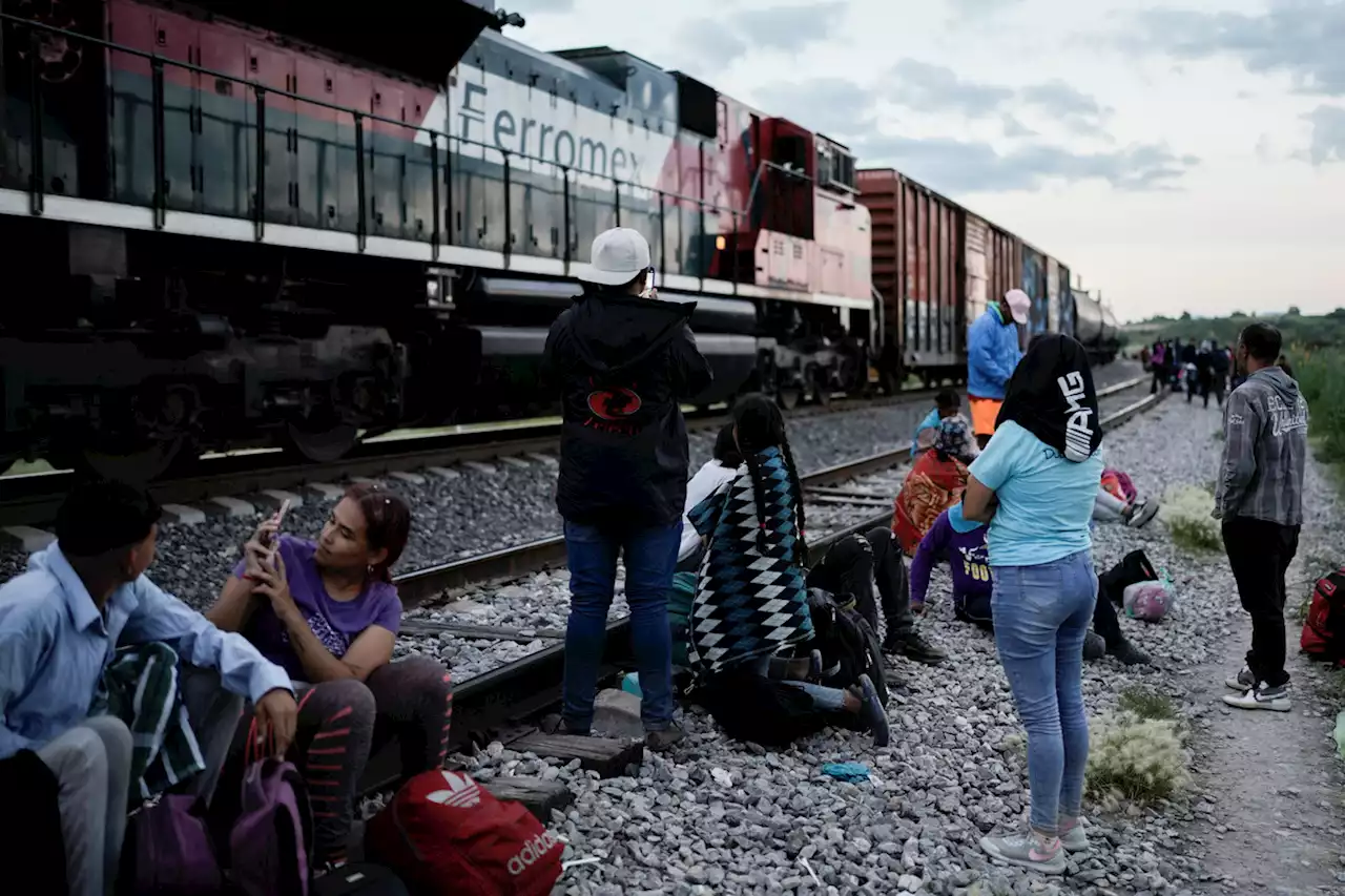 Oleada de migrantes provoca suspensión de trenes en México