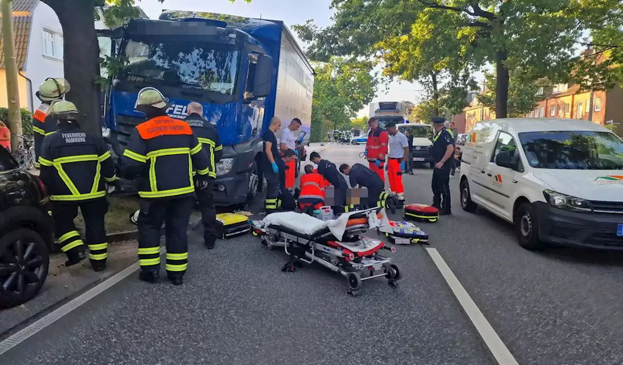 Schwerer Unfall in Hamburg: Lkw hinterlässt Schneise der Verwüstung