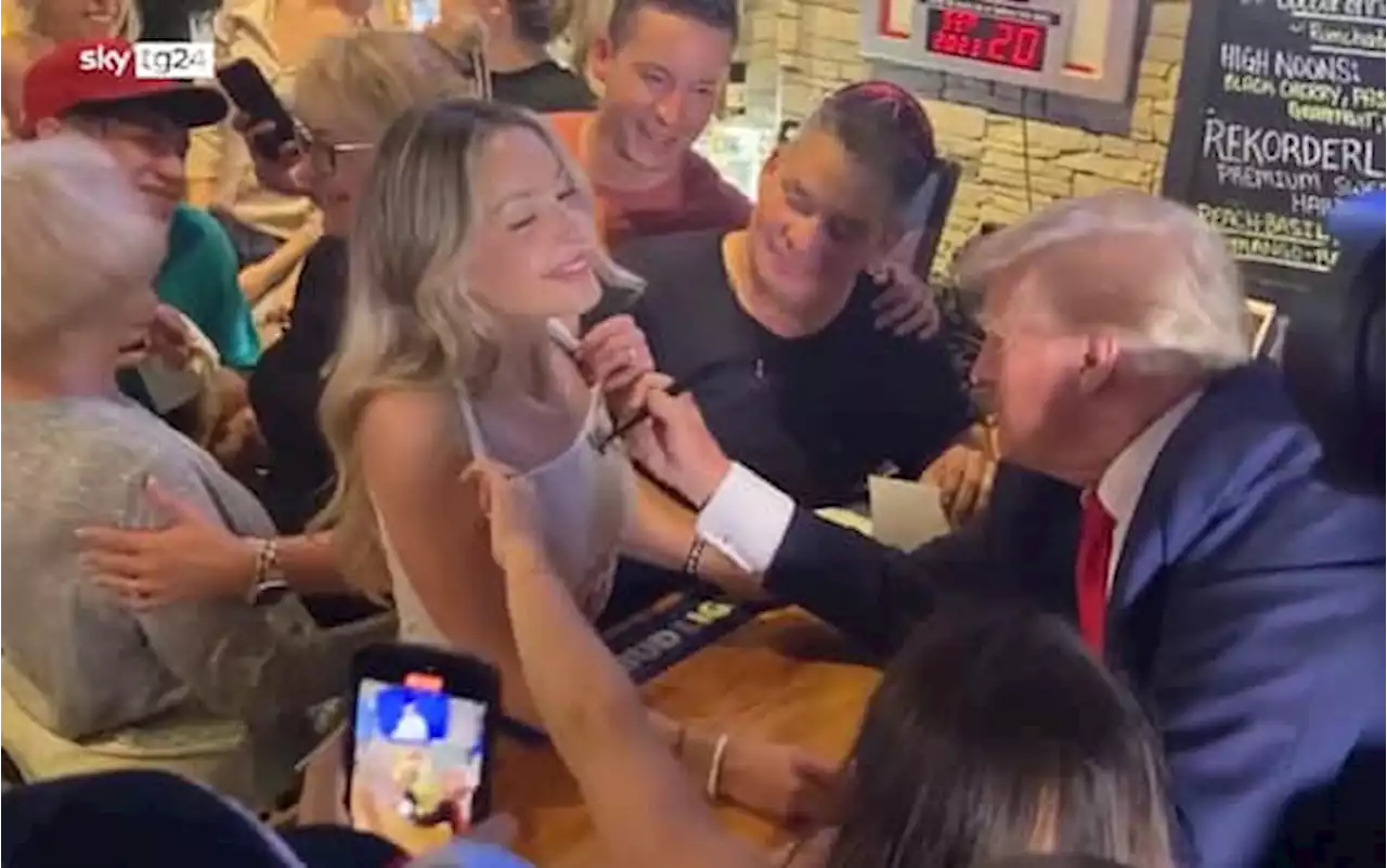 Stati Uniti, Donald Trump autografa il top di una supporter. VIDEO