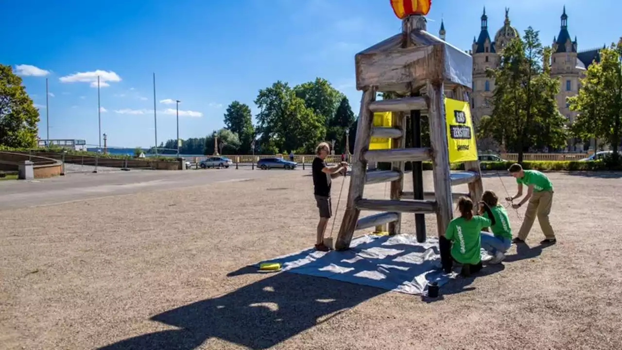 Greenpeace blockiert im Bodden Bau des LNG-Terminals