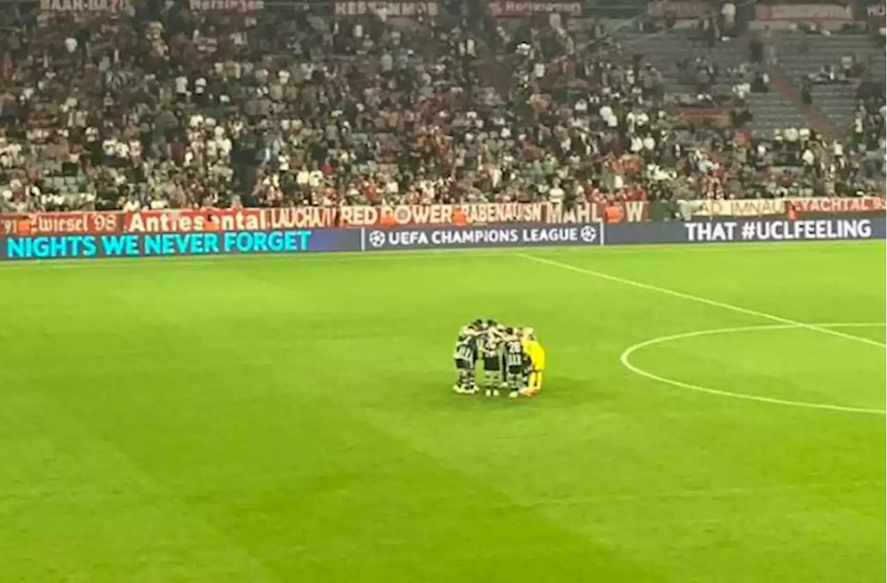 Bruno Fernandes spotted giving Manchester United teammates on-pitch half-time team talk