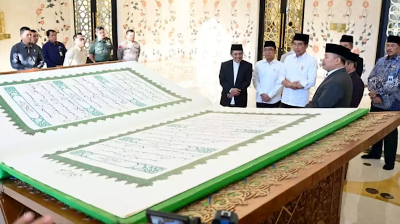 Sebelum ke IKN, Jokowi Terima Mushaf Alquran di Masjid Mohammed bin Zayad Solo