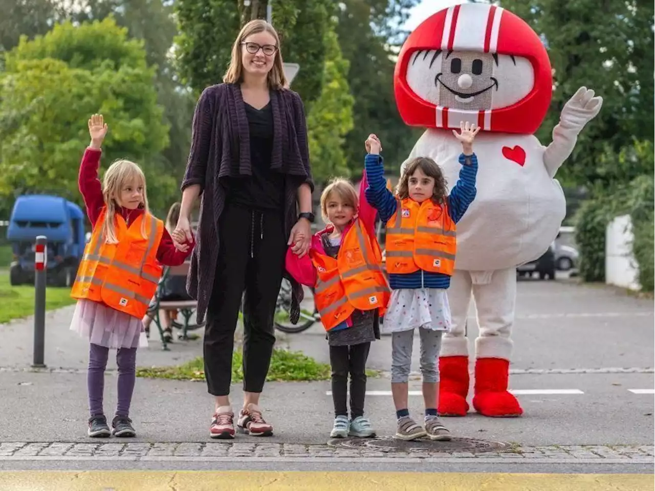 Mehr Sicherheit im Straßenverkehr: So bleiben Clara, Emily und Leticia immer gut sichtbar