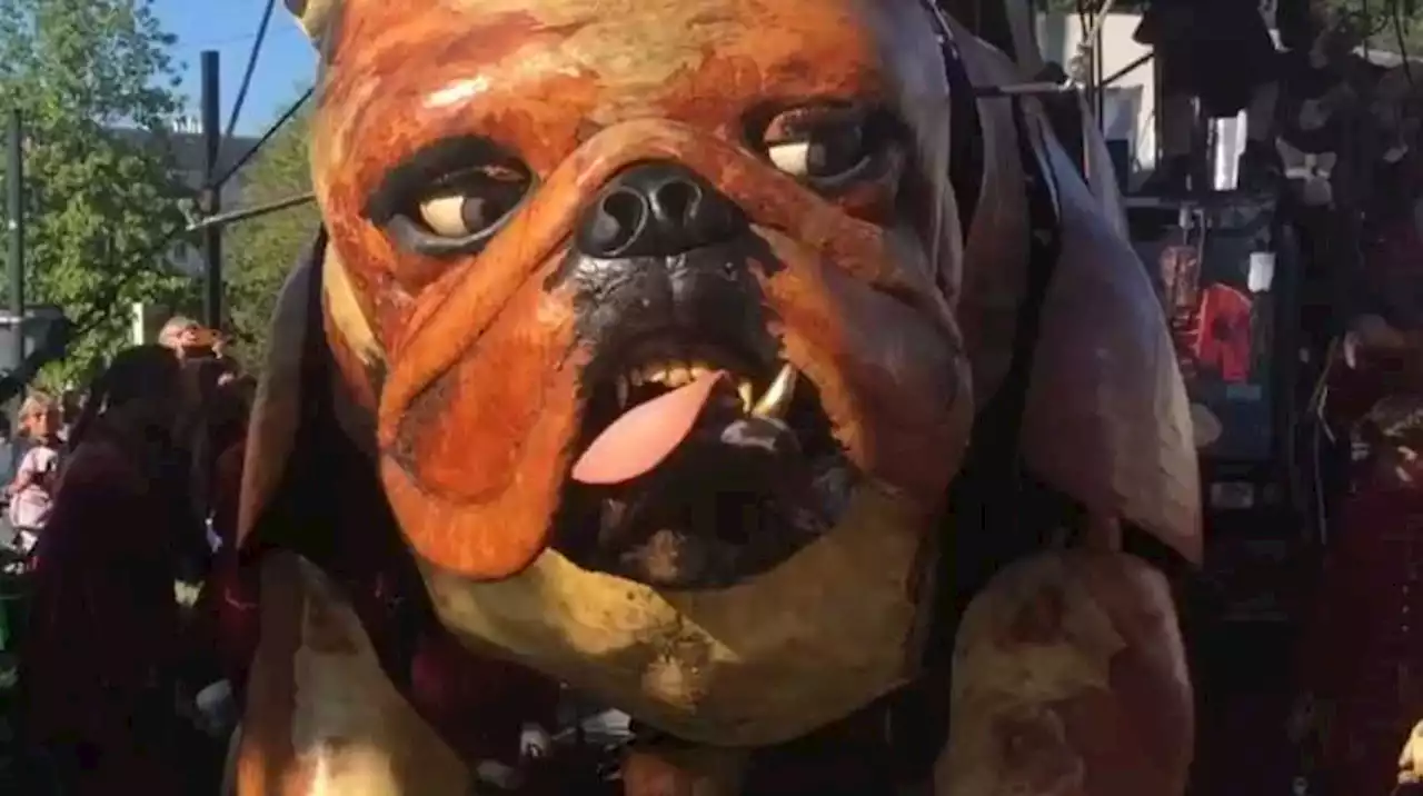 A Nantes, la foule pour le réveil des deux chiens géants de Royal de Luxe