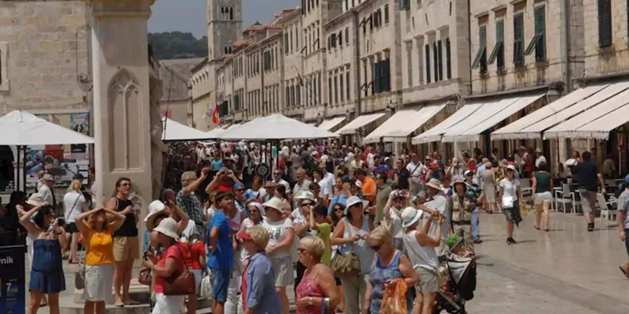 Adiós a las maletas con ruedas: atento si vas a viajar a esta turística ciudad europea