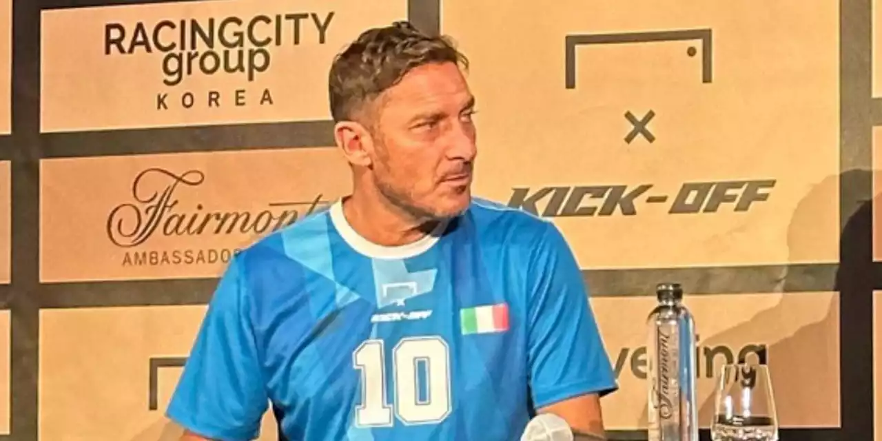 Totti sbarca in Corea, entusiasmo alle stelle. E arriva la domanda su Noemi