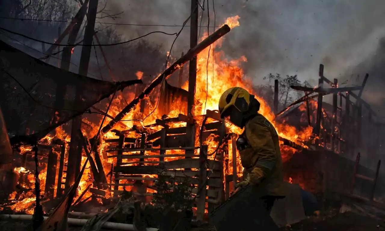 Voraz incendio devora otra montaña en la ladera de Cali