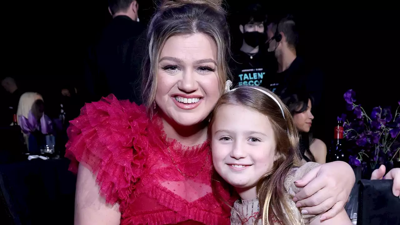 Kelly Clarkson's Daughter River Rose, 9, Performs With Mom on New Song