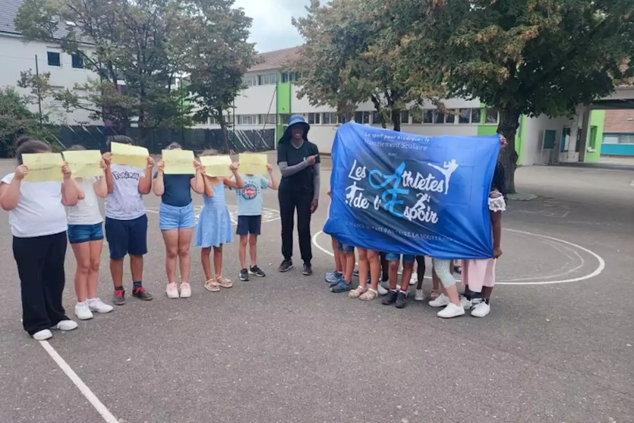 Harcèlement scolaire : elle fait le tour de France à pied pour sensibiliser dans les écoles