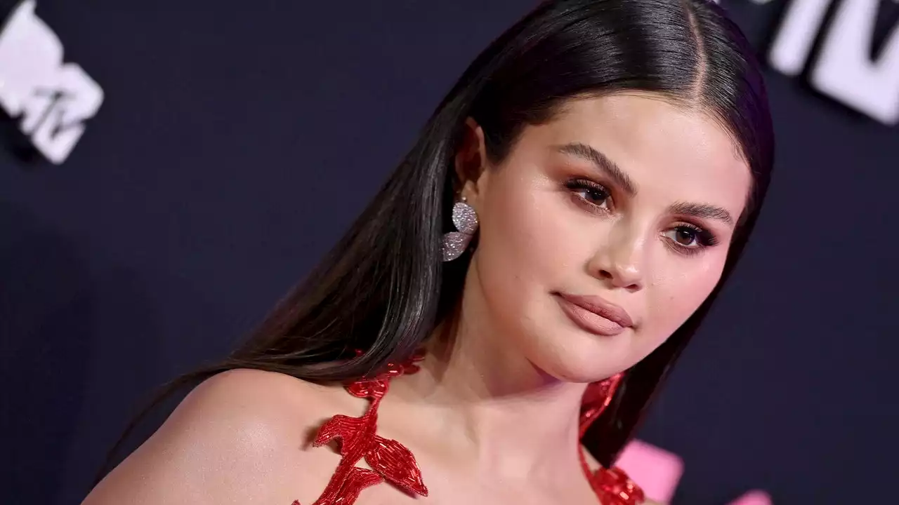 Selena Gomez Is Really Nailing Pumpkin Spice Latte Makeup