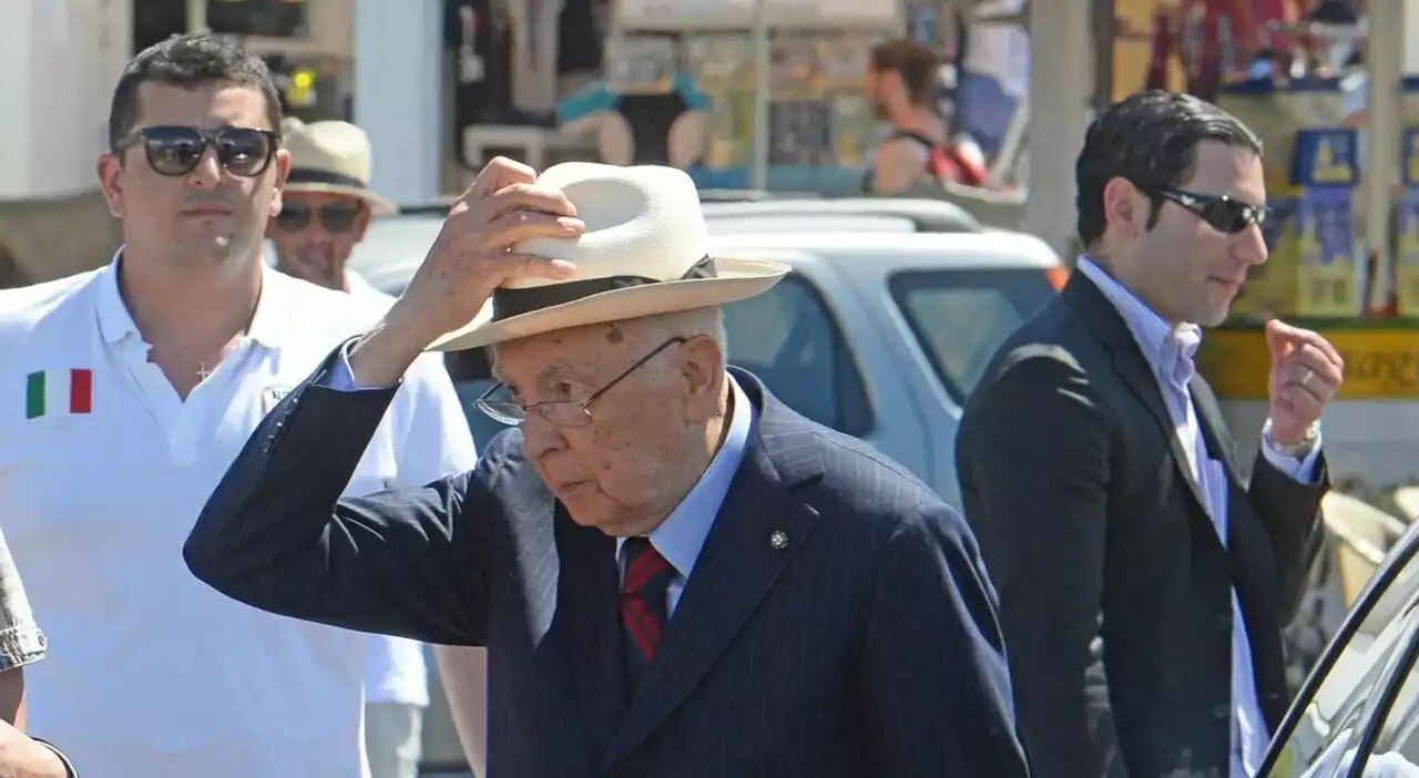 Giorgio Napolitano e l'amore per Napoli: gli studi giovanili, il caffè al Gambrinus e le cravatte da Marinella