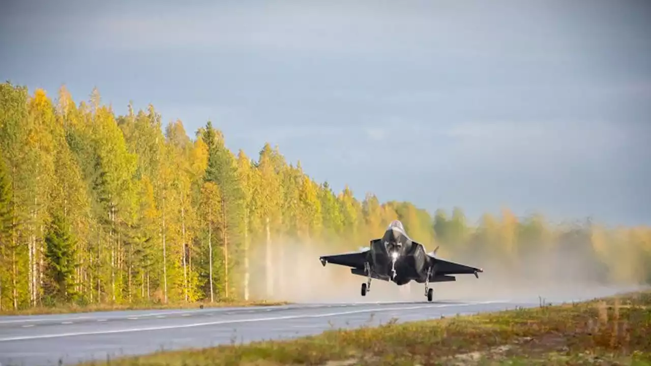 Norwegian Air Force land F-35 on highway; a first for them