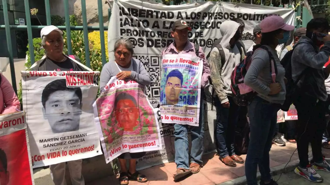 Padres de los 43 estudiantes desaparecidos protestan en el Poder Judicial