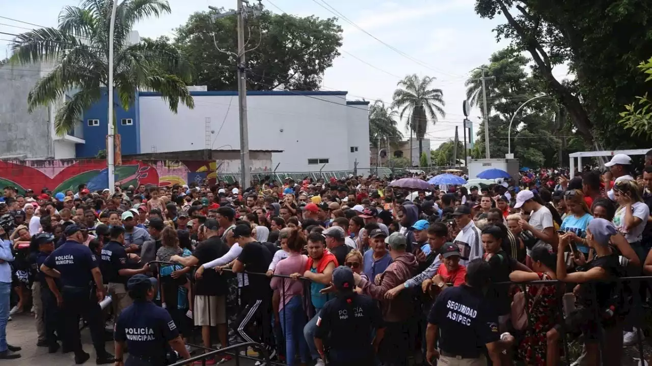 Mueren dos migrantes en cruce masivo por el Río Grande a Texas