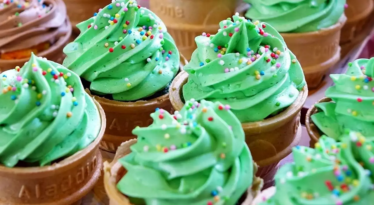 Bambini della scuola elementare mangiano muffin a merenda, 90 intossicati: cosa hanno trovato nei dolcetti