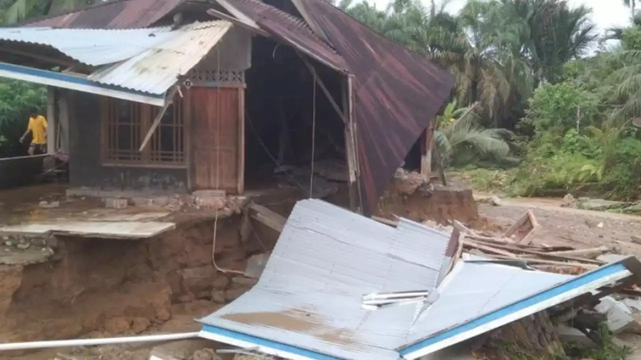 Banjir Melanda 5 Kecamatan di Kabupaten Pasaman Barat, Ratusan Rumah Terendam Sawah Rusak