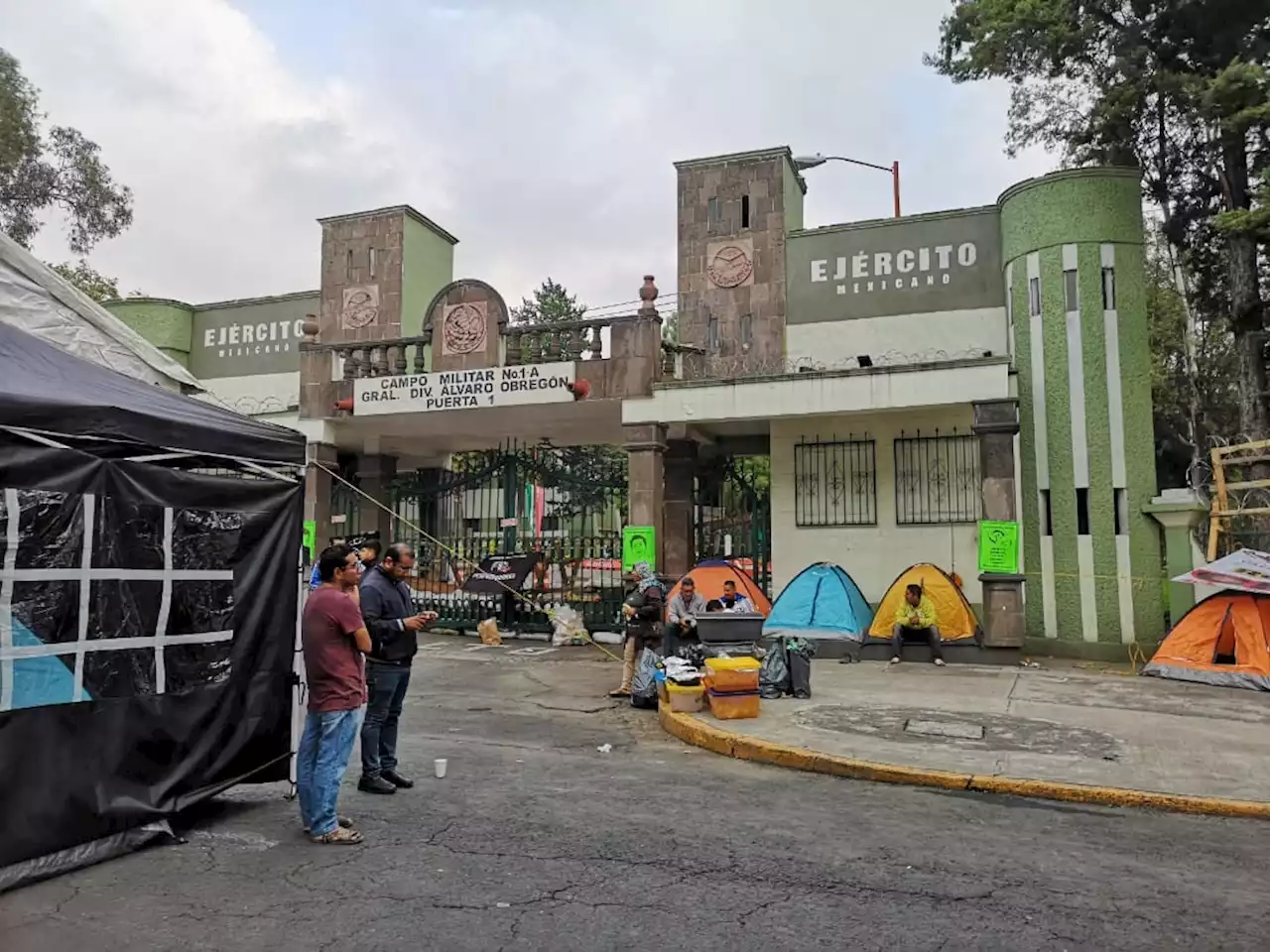 Padres de los 43 estudiantes de Ayotzinapa siguen en plantón en CdMx