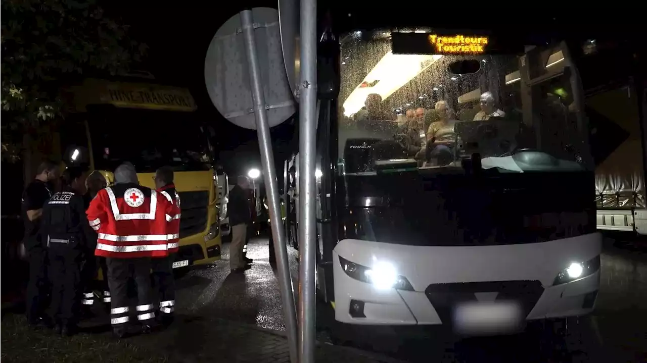 Auf A81 gestrandet: Busfahrer lässt 42 Senioren in Reisebus auf Autobahnparkplatz sitzen und haut ab