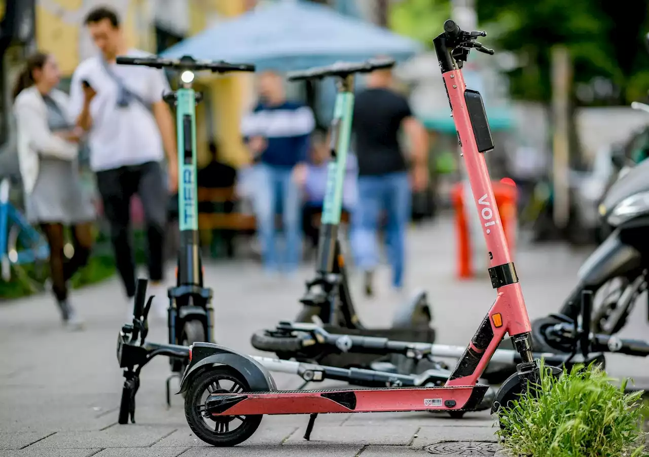 Fußgängerverband: Weiter viele E-Scooter im Weg