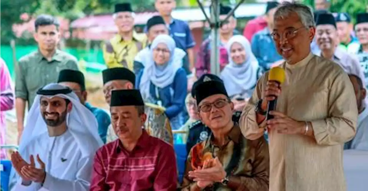 King presents house keys to eight recipients of Ru&#039;RASA homes in Temerloh