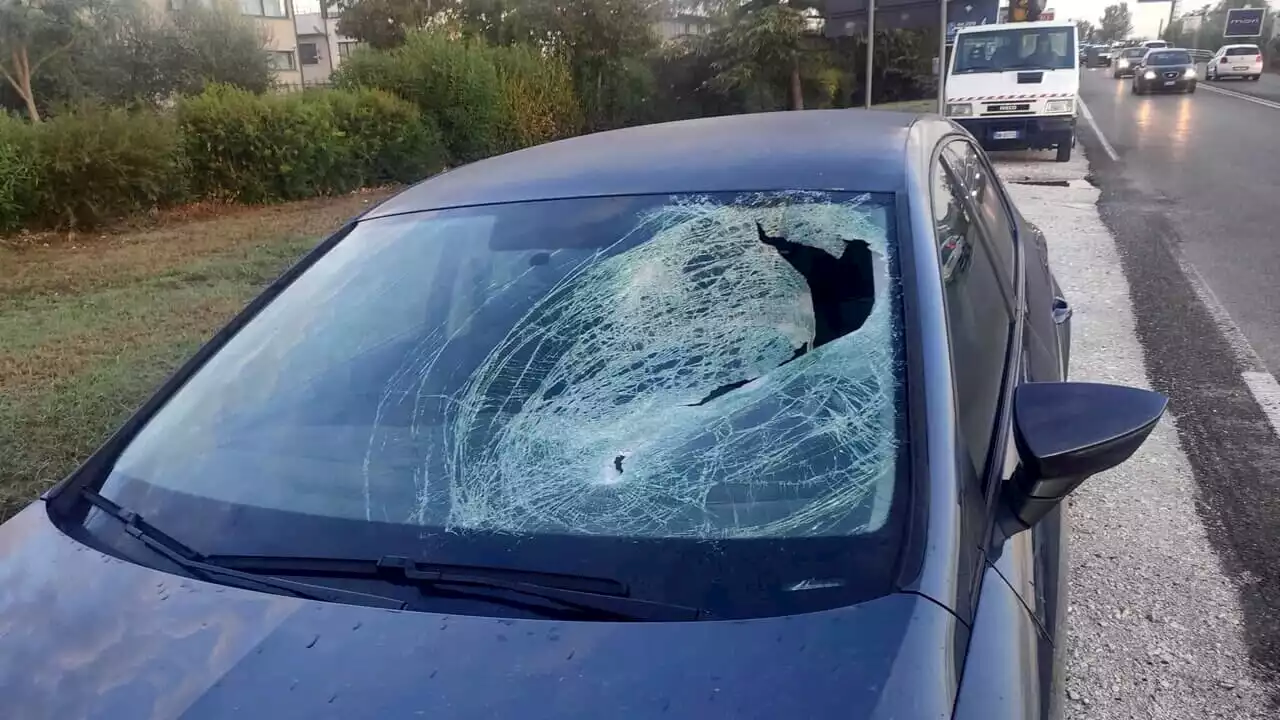 Pezzo di ferro 'volante' in superstrada sfonda il parabrezza e lo colpisce in faccia mentre guida: tragedia sfiorata