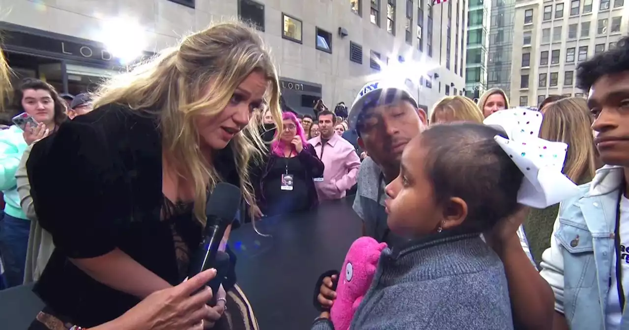 Watch Kelly Clarkson share inspiring words with special young fan